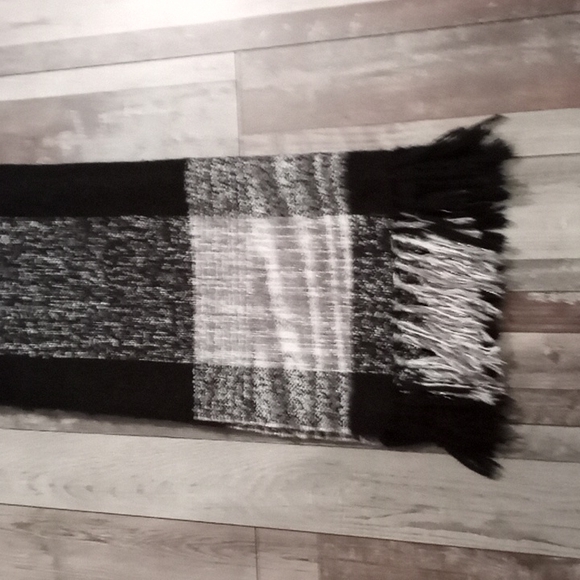 🖤💛THROW💛🖤 - Picture 2 of 5